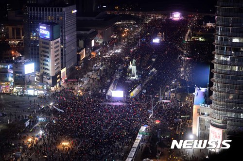 【서울=뉴시스】전신 기자 = 탄핵 심판 선고를 앞둔 4일 서울 광화문광장에서 박근혜 대통령 탄핵 촉구 집회가 열리고 있다. 2017.03.04  photo1006@newsis.com