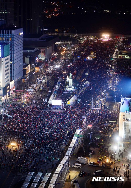 【서울=뉴시스】전신 기자 = 탄핵 심판 선고를 앞둔 4일 서울 광화문광장에서 박근혜 대통령 탄핵 촉구 집회가 열리고 있다. 2017.03.04&nbsp; photo1006@newsis.com