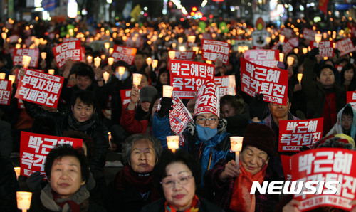 【광주=뉴시스】신대희 기자 = 4일 오후 광주 동구 금남로에서 열린 '18차 박근혜 퇴진 광주시국 촛불대회'에 참여한 시민들이 대통령의 조속한 탄핵 인용을 촉구하는 촛불을 밝히고 있다. 2017.03.04.  sdhdream@newsis.com