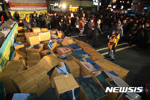 【광주=뉴시스】신대희 기자 = 4일 오후 광주 동구 금남로에서 열린 '18차 박근혜 퇴진 광주시국 촛불대회'에 참여한 시민들이 '박근혜와 부역자 처벌'을 뜻하는 청와대 모형을 무너뜨리는 퍼포먼스를 벌이고 있다. 2017.03.04.  sdhdream@newsis.com