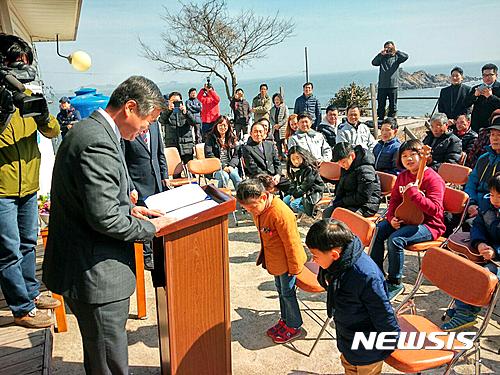 【홍성·예산=뉴시스】유효상 기자 = 충남도교육청(교육감 김지철)은 지난 3일 녹도 순회교육 학습장에서 부모와 마을주민들이 참석한 가운데 오직 단 한 명의 입학생이자 재학생인 류찬희 군 입학식을 가졌다고 밝혔다. 사진은 입학식에 참석한 찬희(오른쪽) 군과 인근 섬마을 호도분교의 고가은 양이 가족 및 마을 주민들이 지켜보는 가운데 선생님과 인사를 나누고 있다. 2017.03.05 (사진=충남도교육청 제공)&nbsp; yreporter@newsis.com&nbsp; 