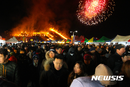 【제주=뉴시스】우장호 기자 = 4일 오후 제주시 애월읍 봉성리 새별오름 일원에서 열린 제20회 제주들불축제에서 오름 불놓기가 진행되고 있는 가운데 도민과 관광객이 아쉬움속에 행사장을 빠져나오고 있다. 2017.03.05. woo1223@newsis.com