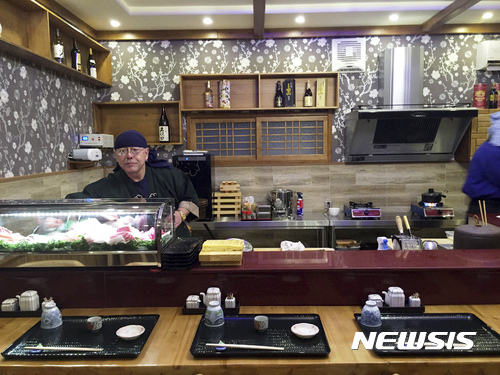 【 평양=백두문화교류 ·AP/뉴시스】북한 김정일·김정은 부자의 전속 요리사였던 일본인 후지모토 겐지(藤本健二·69)가 지난 2월 19일 북한 평양에 낸 초밥집에서 조리 준비를 하고 있다. 사진은 백두문화교류가 AP에 제공한 것이다. 지난 2월 16일 일본 NHK는 후지모토가 지난해 북한에서 김정은과 만나 북한에 식당을 내고 싶다는 의사를 타진해 입점을 허가 받아 운영하고 있다고 보도한 바있다. 2017.03.05