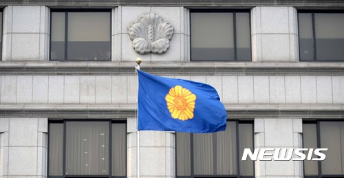 【서울=뉴시스】고범준 기자 = 박근혜 대통령 탄핵심판 선고를 앞둔 5일 서울 종로구 헌법재판소 앞에 깃발이 바람에 펄럭이고 있다. 2017.03.05.&nbsp; bjko@newsis.com