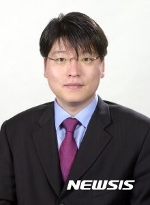 【포항=뉴시스】강진구 기자 = 포스텍(총장 김도연)은 화학과 김성지(사진) 교수와 아산생명과학연구원 명승재 의생명연구소장 공동연구팀이 최근 퀀텀닷(quantum dot·양자점)의 발광신호를 조절해 몸 속 깊은 곳의 암을 발견하면 적외선으로 알려주는 새로운 진단기술을 개발했다고 5일 밝혔다.2017.03.05.(사진=포스텍 제공)&nbsp; photo@newsis.com