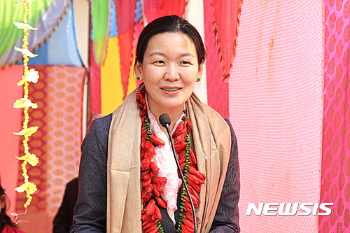 【서울=뉴시스】문연아 세계평화여성연합 세계회장이 지난 1일(현지시간) 네팔 고르카에서 열린 시리 자게시워르 중등학교 준공식에서 기조연설을 하고 있다. (사진=세계평화여성연합 제공)