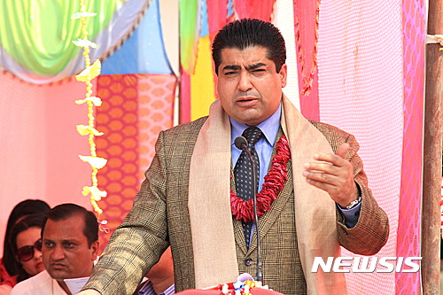 【서울=뉴시스】에크 낫 다칼 네팔 국회의원이 지난 1일(현지시간) 네팔 고르카에서 열린 시리 자게시워르 중등학교 준공식에서 축사를 하고 있다. (사진=세계평화여성연합 제공)