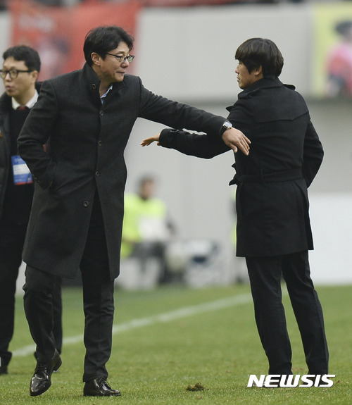 【서울=뉴시스】최진석 기자 = 5일 오후 서울 마포구 상암동 서울월드컵경기장에서 열린 2017 KEB하나은행 K리그 클래식 수원 삼성 블루윙즈와 FC서울의 경기에서 1-1로 비긴 FC서울 황선홍 감독과 수원 서정원(오른쪽) 감독이 서로를 격려하고 있다. 2017.03.05.&nbsp; myjs@newsis.com