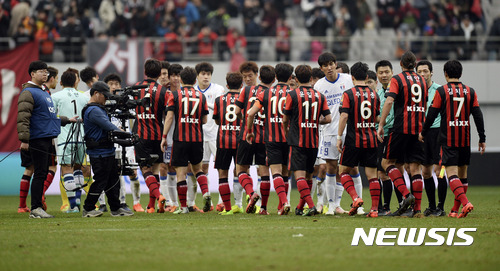 【서울=뉴시스】최진석 기자 = 5일 오후 서울 마포구 상암동 서울월드컵경기장에서 열린 2017 KEB하나은행 K리그 클래식 수원 삼성 블루윙즈와 FC서울의 경기에서 1-1로 무승부를 거둔 양팀 선수들이 인사를 나누고 있다. 2017.03.05.&nbsp; myjs@newsis.com