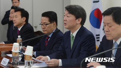 【춘천=뉴시스】홍효식 기자 = 6일 오전 춘천시 교동 춘천시의회에서 열린 국민의당 강원지역 최고위원회의에서 안철수(오른쪽 두번째) 전 대표가 모두발언을 하고 있다. 2017.03.06.&nbsp;&nbsp; yesphoto@newsis.com