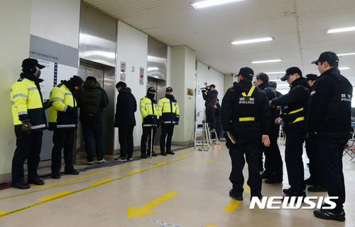 【서울=뉴시스】임태훈 기자 = 특검의 최종 수사 결과 발표일인 6일 오전 서울 강남구 '박근혜 정부의 최순실 등 민간인에 의한 국정농단 의혹 사건 규명을 위한' 특검 사무실 앞에서 경찰들이 경계를 강화하고 있다. 2017.03.06.   taehoonlim@newsis.com