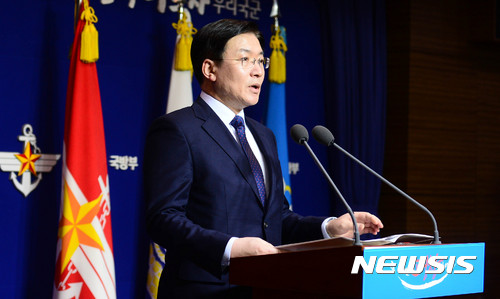 【서울=뉴시스】추상철 기자 = 북한이 동해 상으로 탄도미사일을 발사한 6일 오전 서울 용산구 국방부에서 문상균 국방부 대변인이 브리핑을 하고 있다. 합동참모본부는 이날 오전 7시36분께 평안북도 동창리 일대에서 동해상으로 탄도미사일 수발 발사했고 1000km를 비행했다고 밝혔다. 2017.03.06. scchoo@newsis.com