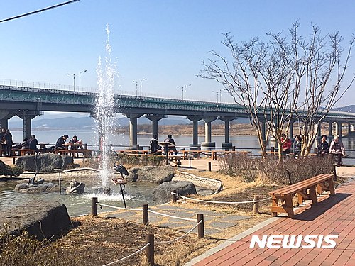 【대구=뉴시스】배소영 기자 = 5일 대구 달성군 화원읍 성산리 낙동강 변에 위치한 사문진나루터에 관광객들이 붐비고 있다. 2017.03.06.&nbsp;&nbsp; soso@newsis.com