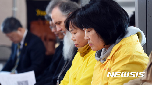 【안산=뉴시스】이정선 기자 = 세월호 참사 3주기를 한 달여 앞둔 6일 오전 경기 안산 세월호참사희생자정부합동분향소에서 열린 세월호가족들과 함께하는 사순절 금식기도회에서 유가족과 신자들이 기도를 올리고 있다. 2017.03.06.&nbsp; ppljs@newsis.com