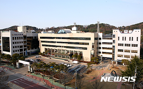 【정읍=뉴시스】김종효 기자 = 6일 전북 정읍시는 신학기를 맞아 어린이 놀이시설에 대한 일제 지도·점검을 실시하고 의료서비스의 질적 향상을 위해 관내 병·의원 등 의료기관에 대해서도 지도·점검을 실시한다고 밝혔다.&nbsp; 사진은 지난 1월에 촬영한 정읍시청사의 전경이다. 2017.03.06. (사진 = 정읍시 제공)&nbsp; photo@newsis.com 
