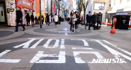【서울=뉴시스】추상철 기자 = 중국이 사드배치에 대한 보복 조치로 한국 관광상품 판매 금지 조치를 내린지 일주일이 지난 6일 오후 서울 중구 명동거리가 한산한 모습을 보이고 있다. 2017.03.06.&nbsp; scchoo@newsis.com