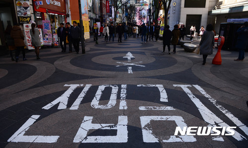 【서울=뉴시스】추상철 기자 = 중국이 사드배치에 대한 보복 조치로 한국 관광상품 판매 금지 조치를 내린지 일주일이 지난 6일 오후 서울 중구 명동거리가 한산한 모습을 보이고 있다. 2017.03.06.  scchoo@newsis.com