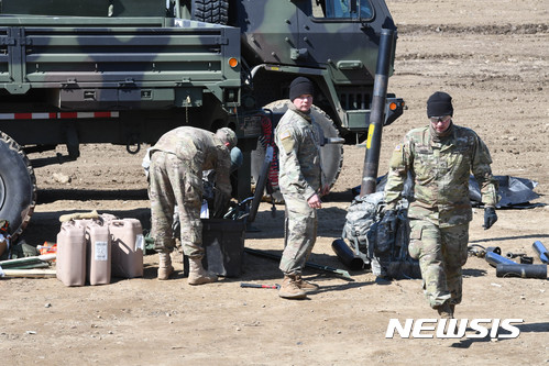 【파주=뉴시스】박진희 기자 = 북한 평안북도 동창리 일대에서 동해상으로 불상의 미사일 4발을 발사한 6일 오전 경기도 파주시 접경지역에서 한·미 연합군사훈련인 키리졸브(Key Resolve·KR)와 독수리(Foal Eagle·FE)훈련에 참가한 주한 미군이 분주하게 훈련을 준비하고 있다. 2017.03.06. pak7130@newsis.com