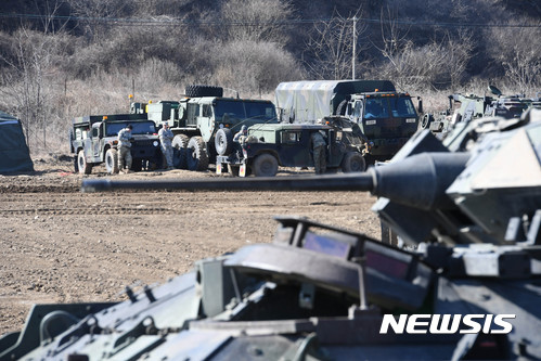 【파주=뉴시스】박진희 기자 = 북한 평안북도 동창리 일대에서 동해상으로 불상의 미사일 4발을 발사한 6일 오전 경기도 파주시 접경지역에서 한·미 연합군사훈련인 키리졸브(Key Resolve·KR)와 독수리(Foal Eagle·FE)훈련에 참가한 주한 미군이 훈련을 준비하고 있다. 2017.03.06. pak7130@newsis.com