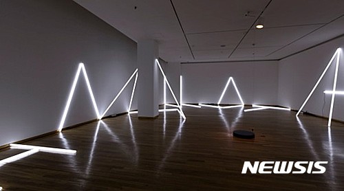 【서울=뉴시스】손경화,〈어디에도 없는 파편의 공간; 이름없는 사물, 실체없는 이름이 있는 곳〉, 2016-17, LED 조명, 추, 모터, 색유리, 사운드(12’ 30”), 가변크기