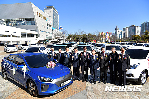 【광주=뉴시스】구길용 기자 = 지난 3월 광주시청 문화광장에서 열린 친환경 수소 및 전기자동차 활용 카셰어링 시범사업 발대식 모습. 2017.07.19. (사진=뉴시스DB) kykoo1@newsis.com