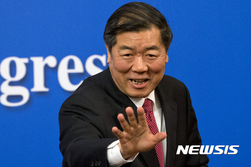 【베이징=AP/뉴시스】중국 베이징 인민대회당에서 2017년 3월 6일 전인대가 열리고 있는 가운데 허리펑 국가발전개혁위원회 주임이 기자회견을 마친 후 손을 흔들고 있다. 2017.03.06