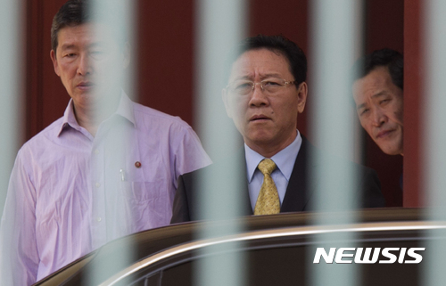 【쿠알라룸푸르=AP/뉴시스】말레이시아 쿠알라룸푸르 주재 북한 대사관의 강철 대사가 6일 대사관을 떠나기 위해 자동차에 올라타려 하고 있다. 김정남 피살 사건 해결을 위해 말레이시아에 급파된 리동일 전 북한 유엔대표부 차석 대사(왼쪽)가 강철 대사 옆에 서있다. 말레이시아 정부는 강철 대사에게 6일 오후 6시(한국시간 오후 7시)까지 출국을 명령했다. 2017.03.06