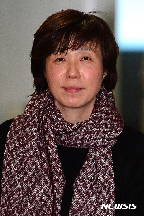 【서울=뉴시스】김선웅 기자 = 오는 13일 퇴임하는 이정미 헌법재판관의 후임으로 지명된 이선애 변호사(법무법인 화우)가 6일 오후 서울 중구 국가인권위원회에서 인권위원 회의를 마친 후 인권위를 나서고 있다.&nbsp;&nbsp; 양승태 대법원장에 지명된 이선애 변호사는 국가인권위원회 인권위원을 역임하고 있으며 국회 인사청문회를 거쳐 정식 재판관으로 지명된다. 2017.03.06.&nbsp;&nbsp; mangusta@newsis.com 