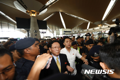 【세팡=AP/뉴시스】말레이시아 주재 북한 대사관의 강철 대사가 6일 출국하기 위해 세팡에 있는 쿠알라룸푸르 국제공항에 도착해 걸어가고 있다. 말레이시아 정부는 강철대사에서 6일 오후 6시(한국시간 오후 7시)까지 출국을 명령했다. 2017.03.06  