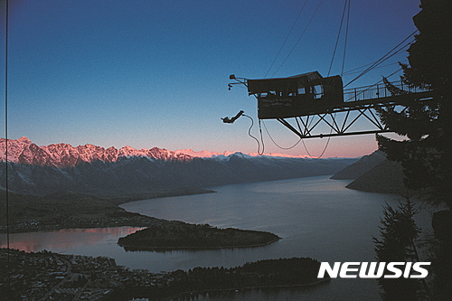 【서울=뉴시스】뉴질랜드 퀸스타운의 야간 번지점프 '렛지 번지(Ledge Bungy)'. 2017.3.6(사진=뉴질랜드관광청 제공) photo@newsis.com