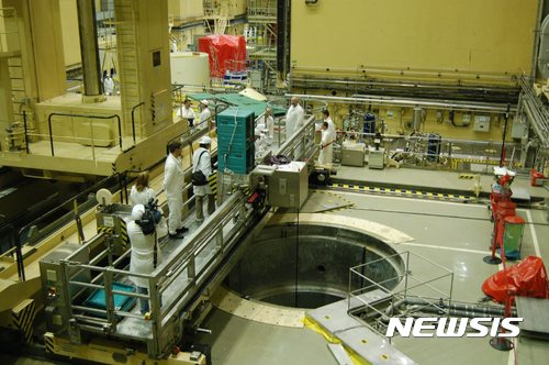 【팍스=AP/뉴시스】 =도널드 트럼프 미국 행정부가 러시아 국영기업이 주도하는 헝가리 내 원자력발전소 건설 사업 관련 금융 제재를 해제했다고 헝가리 정부가 29일(현지 시간) 발표했다. 사진은 2007년 1월 국제 취재단에게 공개된 헝가리 팍스 원전 내부 정화조의 모습. 2025.06.30.