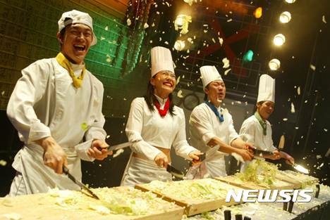 【서울=뉴시스】중국 관광객을 대상으로 한 대표적인 관광상품인 '난타'가 사드의 영향권에 들었다. 2017.03.07.(사진 = PMC프러덕션 제공) photo@newsis.com