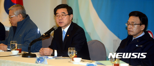 【서울=뉴시스】조성봉 기자 = 이기권(가운데) 고용노동부 장관이 7일 오전 서울 중구 프레스센터에서 열린 건설업 안전보건리더회의에서 모두 발언을 하고 있다. 2017.03.07. suncho21@newsis.com