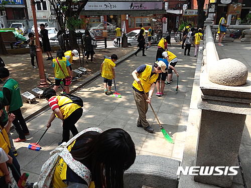 【서울=뉴시스】서울 종로구 보신각터에서 자원봉사자들이 환경미화 활동을 하고 있다. 2017.03.07.&nbsp; (사진 = 서울시 제공)&nbsp; photo@newsis.com