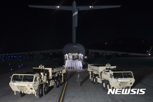 【서울=뉴시스】주한미군사령부는 지난 6일 고고도미사일방어체계(사드, THAAD)의 일부가 한국에 도착했다고 7일 밝혔다.   사드 일부는 오산공군기지에 배치된것으로 알려졌다. 2017.03.07. (사진=주한미군사령부 제공)    photo@newsis.com