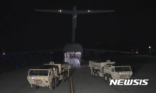 【서울=뉴시스】 주한미군사령부가 7일 오전 주한미군 사드(THAAD·고고도미사일방어) 체계의 일부가 지난 6일 한국에 도착했다고 발표했다. 양국은 또한 북한의 탄도미사일 발사 이후 발사대 2기가 포함된 사드 일부 포대가 미군 수송기 1대를 통해 오산 미 공군기지에 도착했다고 설명했다. 사진은 주한미군이 오산 미군기지에 도착한 사드를 수송기에서 오산 공군기지로 이동시키고 있다. 2017.03.07.(사진=유튜브 캡처) photo@newsis.com