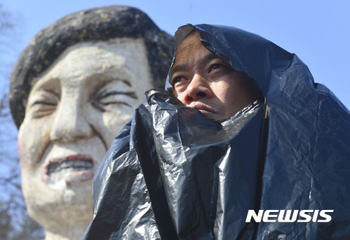 【서울=뉴시스】최동준 기자 = 7일 서울 서초구 국가정보원 앞에서 박근혜 퇴진과 시민정부 구성을 위한 예술행동위원회 등 시민단체 주최로 열린 블랙리스트 작성 국가정보원 고발 기자회견에서 한 참가자가 블랙리스트 규탄 퍼포먼스를 하고 있다.  이들은 국정원이 블랙리스트 작성에 개입했다고 주장하며 이번 사태에 대한 진실 규명을 촉구했다. 2017.03.07.   photocdj@newsis.com