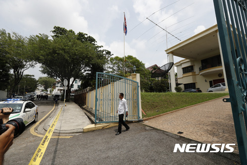 【쿠알라룸푸르=AP/뉴시스】7일(현지시간) 말레이시아 정부가 쿠알라룸푸르 주재 북한 대사관에 경찰을 급파해 대사관을 봉쇄한 가운데 북한 대사관 직원이 대사관에서 걸어나오고 있다. 2017.03.07 