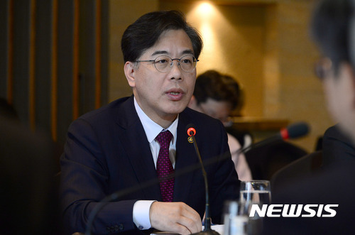 【서울=뉴시스】김선웅 기자 = 7일 오후 서울 서초구 쉐라톤 서울 팔래스 강남 호텔에서 열린 7대 사회보험 재정건전화 정책협의회 제4차 회의에서 송언석 기획재정부 2차관이 모두발언을 하고 있다. 2017.03.07.&nbsp;&nbsp; mangusta@newsis.com