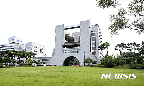 【전주=뉴시스】윤난슬 기자 = 전주시가 전국 지방자치단체에서 처음으로 특정 소프트웨어 업체에 종속되지 않은 오픈소스를 활용한 '공간정보시스템' 구축에 나선다. 사진은 전주시청 전경 모습. 2018.06.05.(사진=전주시 제공) photo@newsis.com