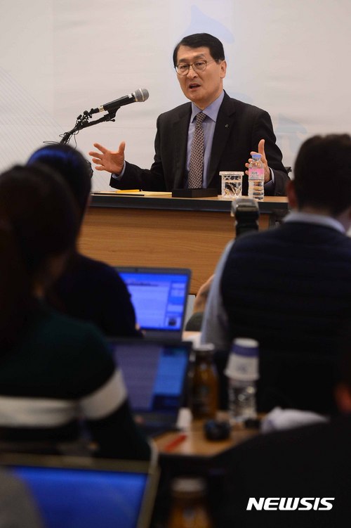 【서울=뉴시스】전신 기자 = 위성호 신임 신한은행장은 지난해 3월 서울 중구 신한은행 본점에서 열린 취임 기자간담회에서 '디지털 영업 원년'을 선포했다. 2018.09.21. photo1006@newsis.com