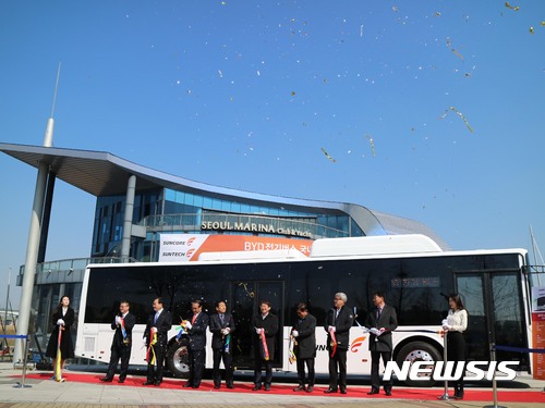 [서울=뉴시스]7일 서울 여의도 마리나클럽에서 열린 BYD 전기버스 eBUS-12 국내 론칭행사에서 참석 내빈들이 기념테이프를 자르고 있다. 2017.03.07. (사진=썬코어 제공)  photo@newsis.com