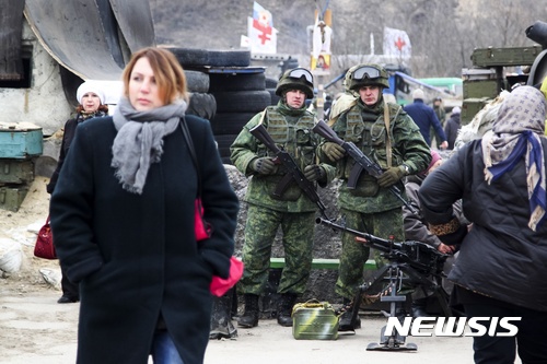 【우크라이나= AP/뉴시스】 = 우크라이나의 루한스카 마을에서 7일(현지시간) 정부군 검문소와 러시아가 후원하는 반군 점령 지역사이로 주민들이 통과하고 있다. 우크라이나 외무장관은 이 날 미 상원 청문회에서 러시아에 대한 제재를 완화하지 말고 더 강화해야한다고 호소했다.