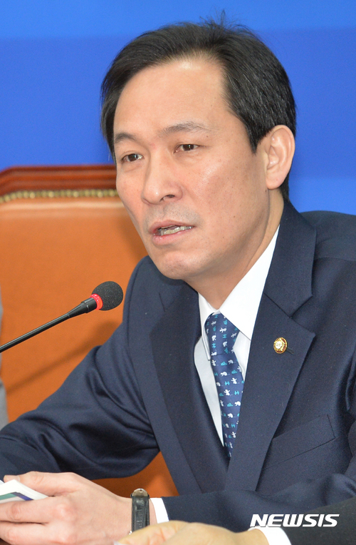 【서울=뉴시스】배훈식 기자 = 8일 오전 서울 여의도 국회 더불어민주당 당 대표 회의실에서 열린 최고위원회의에 참석한 우상호 원내대표가 모두발언하고 있다.  우 원내대표는 모두발언을 통해 기습적 사드 배치는 민주절차 위반이라고 비판했다. 2017.03.08.  dahora83@newsis.com