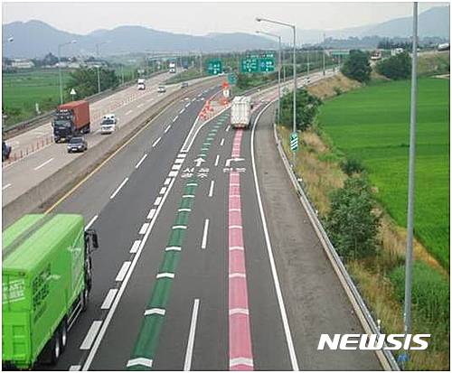 【서울=뉴시스】중부내륙선 현풍JCT(양평방향) 2개 방향 컬러 차로 유도선.