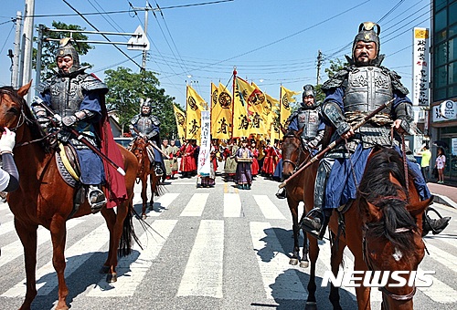 【익산=뉴시스】강명수 기자 = 전북 익산시는 지역 대표축제인 '익산서동축제 2017'이 오는 5월 12일부터 14일까지 진행된다고 8일 밝혔다. 사진은 지난해 축제기간 중 촬영된 퍼레이드 모습이다. 2017.03.08. (사진=익산시 제공) smister@newsis.com