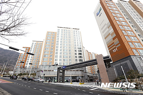 【창원=뉴시스】강경국 기자 = 두산중공업은 경남 창원시 진해구 경화동에 위치한 두산위브직장주택조합아파트 입주를 시작한다고 8일 밝혔다. 사진은 두산위브직장주택조합아파트 전경. 아파트는 지하 3층, 지상 최고 15층, 10개 동으로 총 462세대로 지어졌다. 2017.03.08. (사진=두산중공업 제공) kgkang@newsis.com