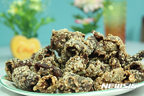 【남원=뉴시스】정경재 기자 = 8일 전북 남원시는 국내 생산량의 60%를 차지하는 '남원 춘향애 부각'이 지역의 전통 음식자원으로 조명되고 있다고 밝혔다. 부각은 과거 궁중이나 양반가에서 즐겨먹던 고유 음식으로 채소를 우린 육수를 튀긴 것이다. 사진은 청결한 시설에서 생산된 남원 춘향애 부각. 2017.03.08. (사진= 남원시 제공) photo@newsis.com