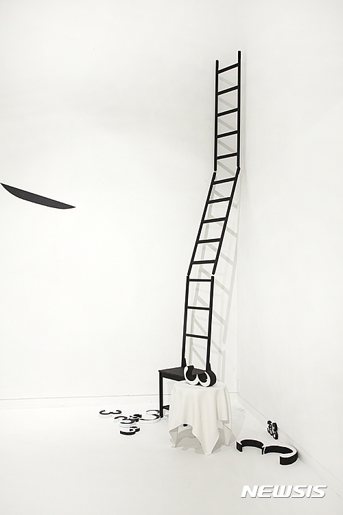 【서울=뉴시스】유현미,Drawing for physical numerics,(making shot) mixmedia, 가변사이즈, 2017.