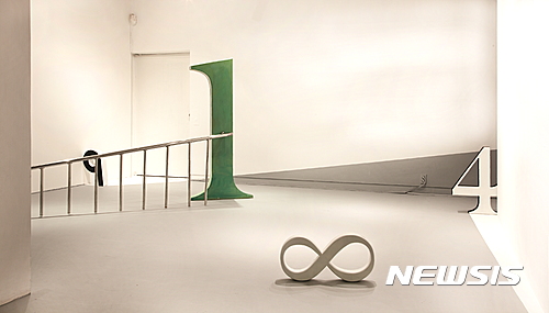 【서울=뉴시스】1984, mixmedia, 가변사이즈, 2017